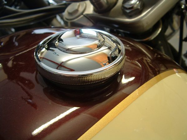 Chrome locking filler cap Bonneville, Thunderbird 900, Thunderbird Sport, Legend - Image 7